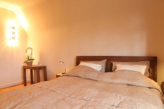 Villa Emma Gent: teakhouten bed in gastenkamer Acacia